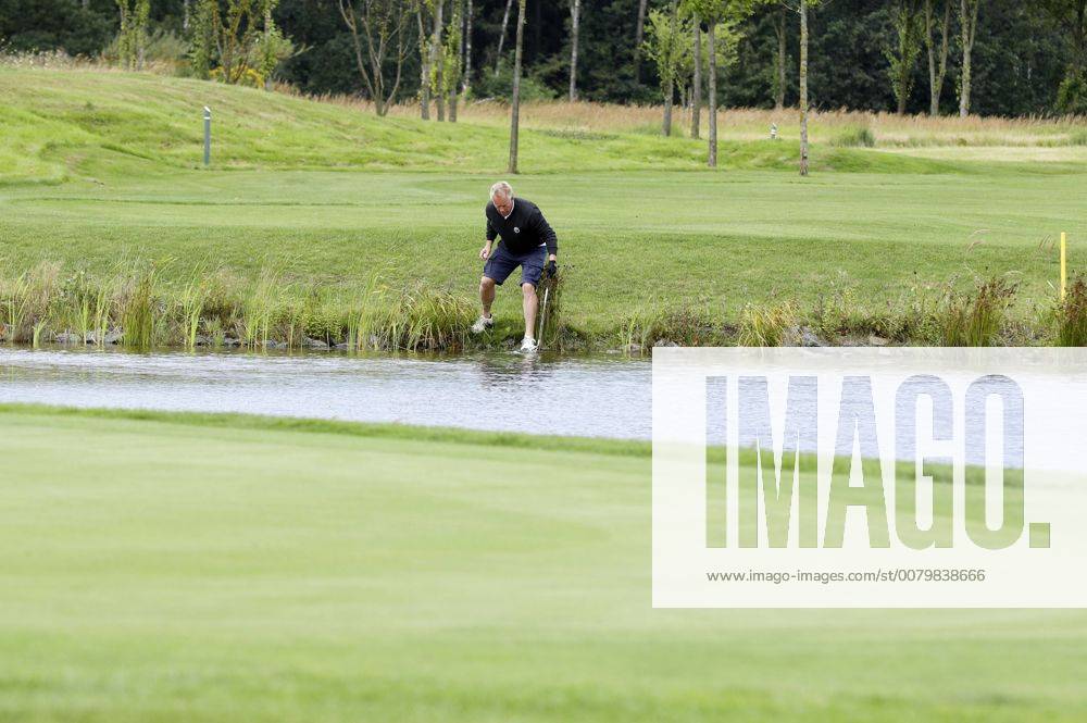 Johannes B. Kerner auf der Suche nach seinem Golfball beim 10. GRK Golf Charity Masters 2017 in der Golfanlage Golfclub Leipzig im Golfresort Machern. Leipzig, 19.08.2017 Foto:xS.xGabschx xFuturexImage