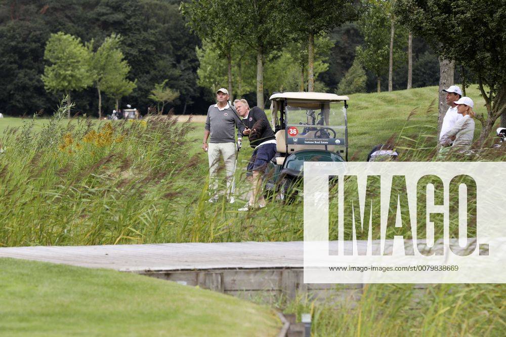 Johannes B. Kerner auf der Suche nach seinem Golfball beim 10. GRK Golf Charity Masters 2017 in der Golfanlage Golfclub Leipzig im Golfresort Machern. Leipzig, 19.08.2017 Foto:xS.xGabschx xFuturexImage