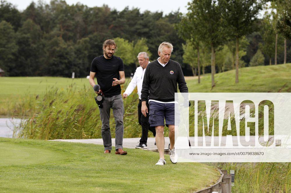 Johannes B. Kerner auf der Suche nach seinem Golfball beim 10. GRK Golf Charity Masters 2017 in der Golfanlage Golfclub Leipzig im Golfresort Machern. Leipzig, 19.08.2017 Foto:xS.xGabschx xFuturexImage