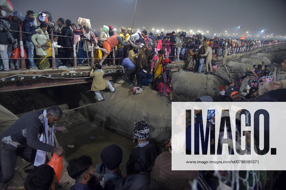 (250129) -- PRAYAGRAJ, Jan. 29, 2025 -- People gather on a footbridge after a stampede in Prayagraj of India s northern state of Uttar Pradesh on Jan. 29, 2025. Several people were feared dead and scores others were injured in a stampede Wednesday morning at India s mega Hindu festival, Maha Kumbh Mela, in the northern state of Uttar Pradesh, officials said. The stampede occurred after a barrier broke as tens of thousands of devotees thronged the Triveni Sangam on the occasion of taking a holy dip. (Str Xinhua) SpotNews Several feared dead as stampede breaks out at India s mega Hindu festival JavedxDar