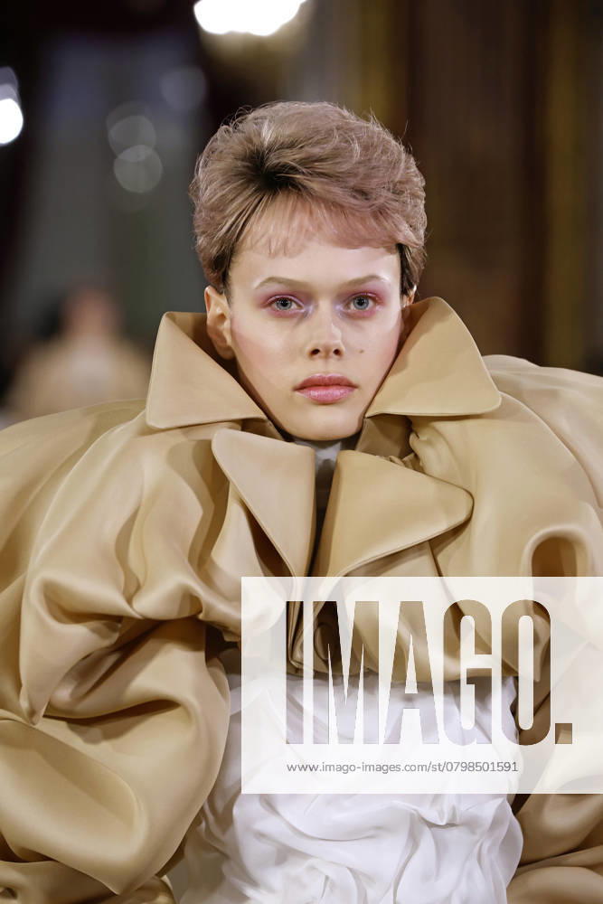 Viktor & Rolf Haute Couture spring summer 2025 Paris January 2025 Viktor & Rolf Haute Couture spring summer 2025 Paris January 2025, Credit:Zeppelin Avalon