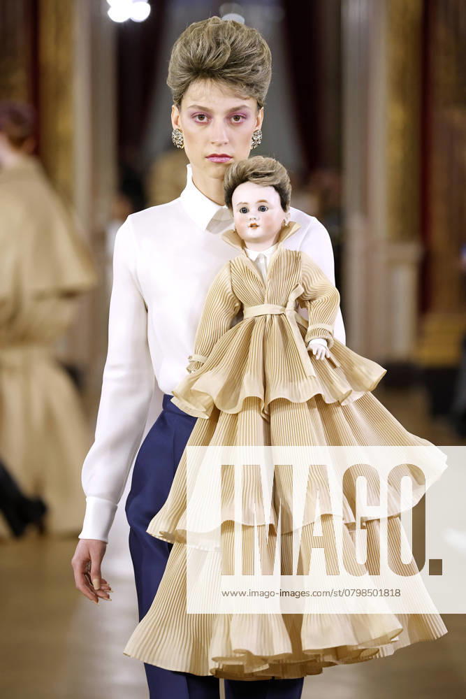 Viktor & Rolf Haute Couture spring summer 2025 Paris January 2025 Viktor & Rolf Haute Couture spring summer 2025 Paris January 2025, Credit:Zeppelin Avalon