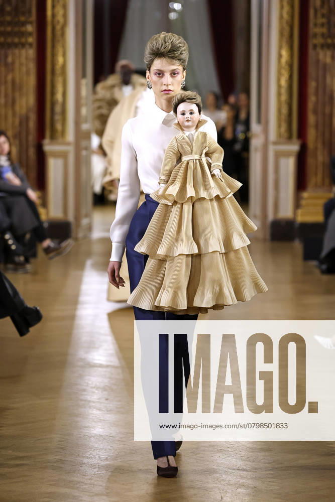 Viktor & Rolf Haute Couture spring summer 2025 Paris January 2025 Viktor & Rolf Haute Couture spring summer 2025 Paris January 2025, Credit:Zeppelin Avalon