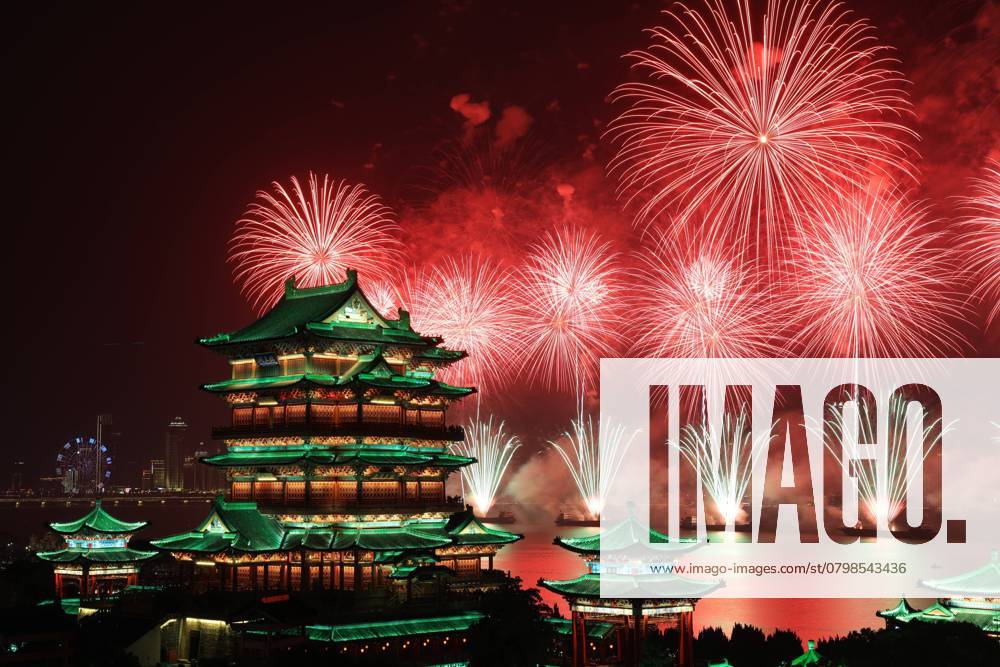 Chinesisches Neujahr, weltweite Eindrücke von Feierlichkeiten NANCHANG, CHINA - JANUARY 29: Fireworks explode over the Tengwang Pavilion on the first day of Spring Festival on January 29, 2025 in Nanchang, Jiangxi Province of China. The Spring Festival, or the Chinese New Year, falls on January 29 this year.