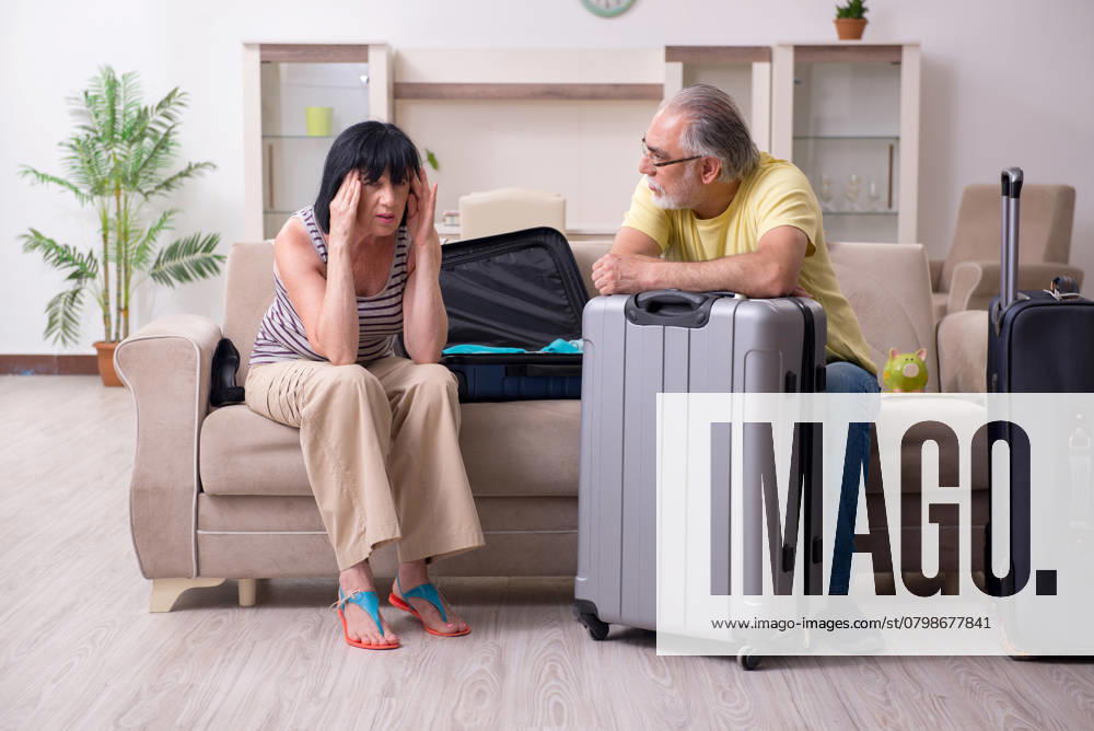 IMAGO Creative, Gesellschaft, Leisure Sickness The old couple preparing for vacation travel ,model released, Symbolfoto