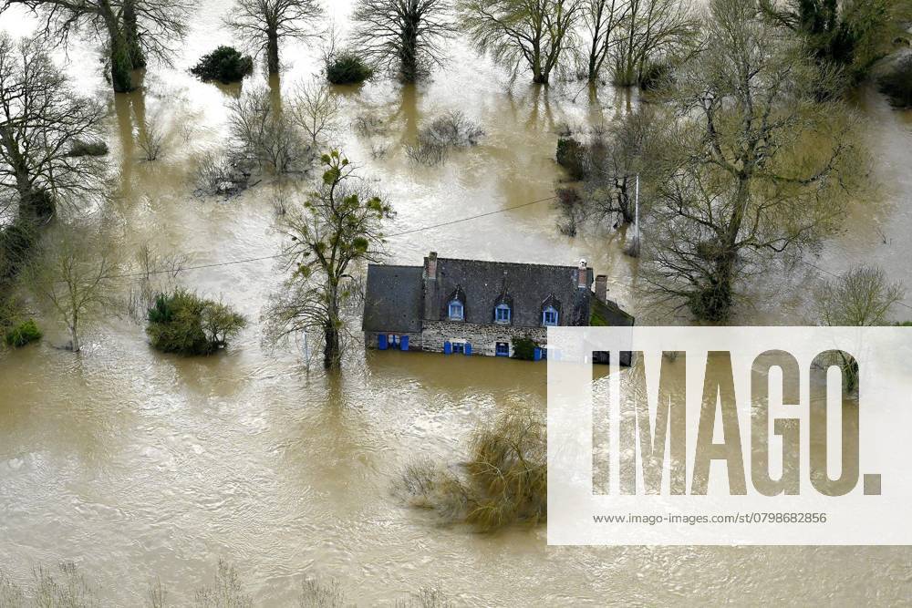 Flooding in Western France PHOTOPQR OUEST FRANCE Marc OLLIVIER Redon 30 01 2025 Some houses near the town of Guipry Messac 35 have been hard hit by flooding View from the sky, the Vilaine River overflowing The Ille et Vilaine department is facing flooding on an unprecedented scale Helicopter photos taken on Thursday 30 January 2025 Western France put on high alert as storm Herminia brings severe flooding Jan 30 2025 Redon France