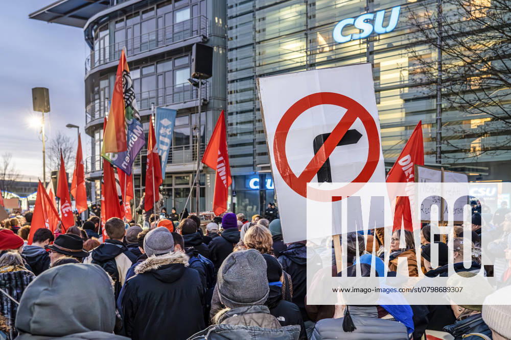 Rechts abbiegen verboten, Schild bei Demo Sei die Brandmauer vor der CSU-Zentrale, Brandmauer zur AfD bröckelt, München, 30. Januar 2025 Deutschland, München, 30. Januar 2025, Rechts abbiegen verboten, Schild bei Demo Sei die Brandmauer, Keine Zusammenarbeit mit Faschisten! vor der CSU-Parteizentrale, Mies-van-der-Rohe-Straße, ca. 7.000 Teilnehmer (laut Polizei), 10.000 Teilnehmer (laut Veranstalter), Demo fordert Demokratie und das individuelle Recht auf Asyl, Veranstalter Bündnis München ist bunt, Protest, die Brandmauer zur AfD bröckelt, Merz hat Mehrheiten für eine schärfere Asylpolitik im Bundestag mit der AfD erreicht, Politik,