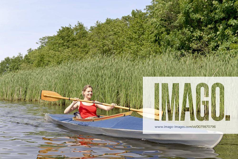 Woman kayaking model released Symbolfoto BFRF01804