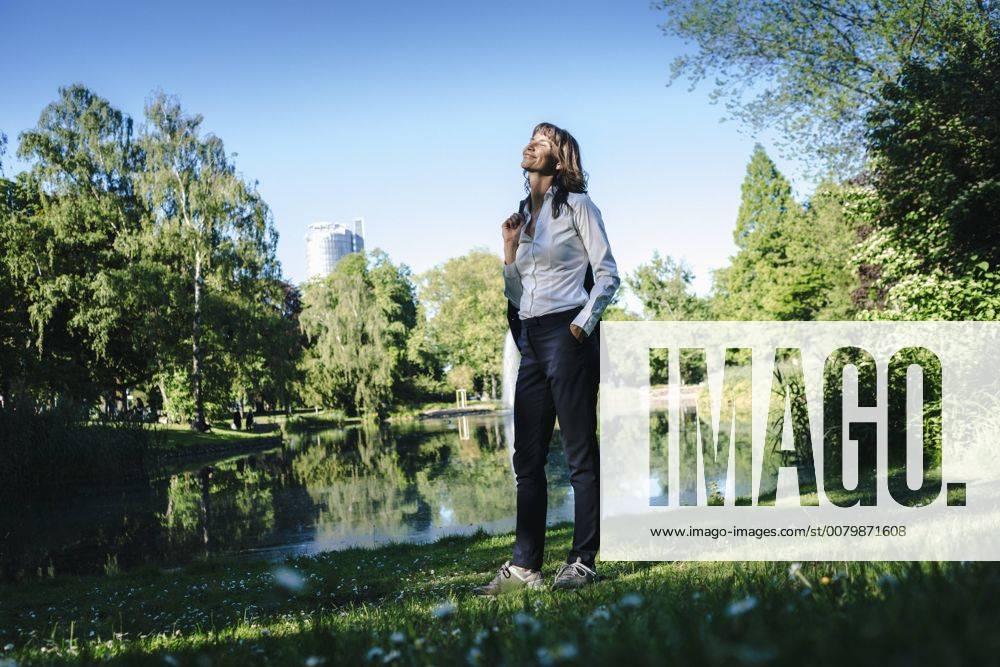 Businesswoman relaxing in the park model released Symbolfoto KNSF02025