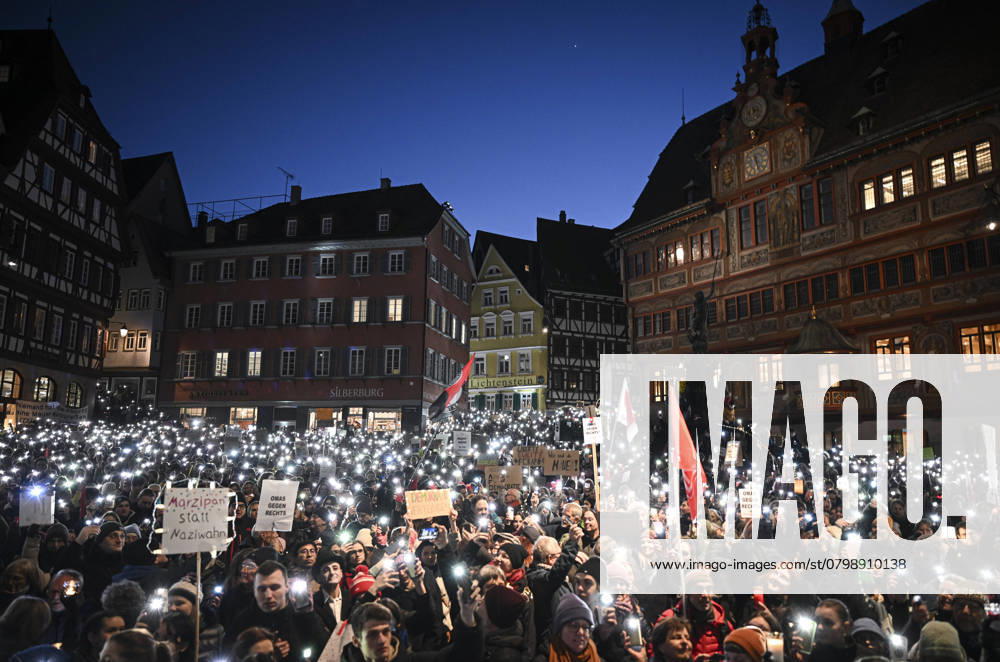 Tuebingen 31 01 2025 Demo, the firewall burns, sea of lights for human rights and democracy on the Tuebingen market square Overview, thousands of demonstrators with sea of lights in front of the town hall re Ulmer