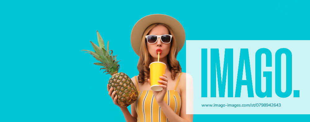 Sommer Porträt der stilvollen jungen Frau trinken frischen Saft mit Ananas Obst auf blauem Hintergrund Summer bright portrait of stylish young woman drinking fresh juice holding pineapple fruit in straw hat, sunglasses on colorful blue studio background ,model released, Symbolfoto