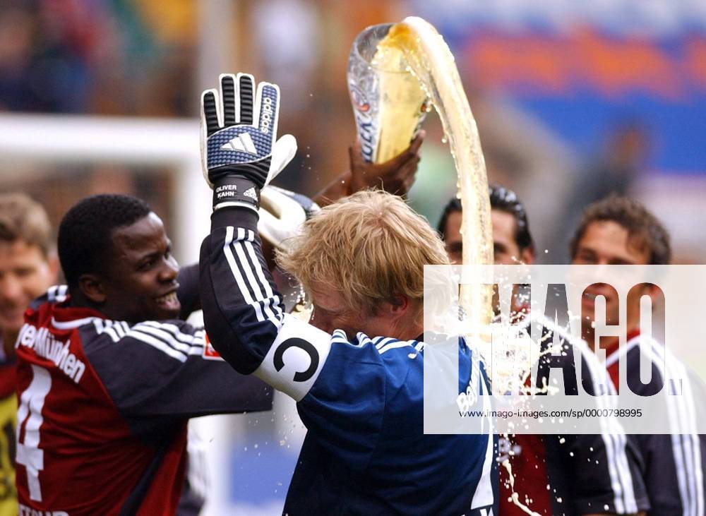 Torwart Oliver Kahn (Bayern) bekommt auf den vorzeitigen Gewinn der Deutschen Meisterschaft von Kuffour eine Bierdusche Fußball 1. BL Herren Saison 2002 2003, Wolfsburg - FC Bayern München 0:2, Vdig Gruppe Wolfsburg