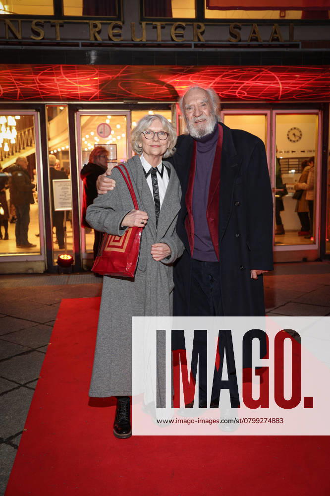 Premiere of KEINER HAT GESAGT, DASS DU AUSZIEHEN SOLLST Achim Wolff with wife Rita Feldmeier Berlin premiere of KEINER HAT GESAGT, DASS DU AUSZIEHEN SOLLST by Nick Hornby at the Komödie am Kurfürstendamm in the Ernst Reuter Saal in Berlin Reinickendorf