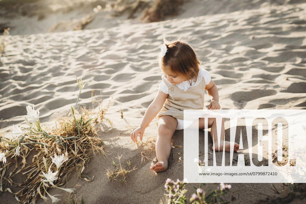 Adorable toddler girl beach playing with sand in Spain Marbella, Andalusia, Spain R_TANI250129C-1602029-01 ,model released, Symbolfoto
