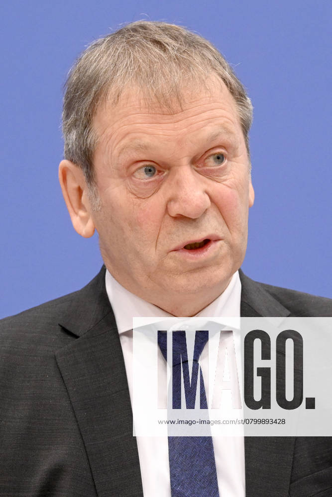 Hans Martin Henning at the Federal Press Conference on the publication of the biennial report on the state of climate policy in Germany at the Federal Press Conference building in Berlin, 05 02 2025 Foto:xF.xFuturexImagex klimapolitik_5232