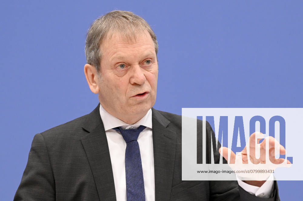 Hans Martin Henning at the Federal Press Conference on the publication of the biennial report on the state of climate policy in Germany at the Federal Press Conference building in Berlin, 05 02 2025 Foto:xF.xFuturexImagex klimapolitik_5235
