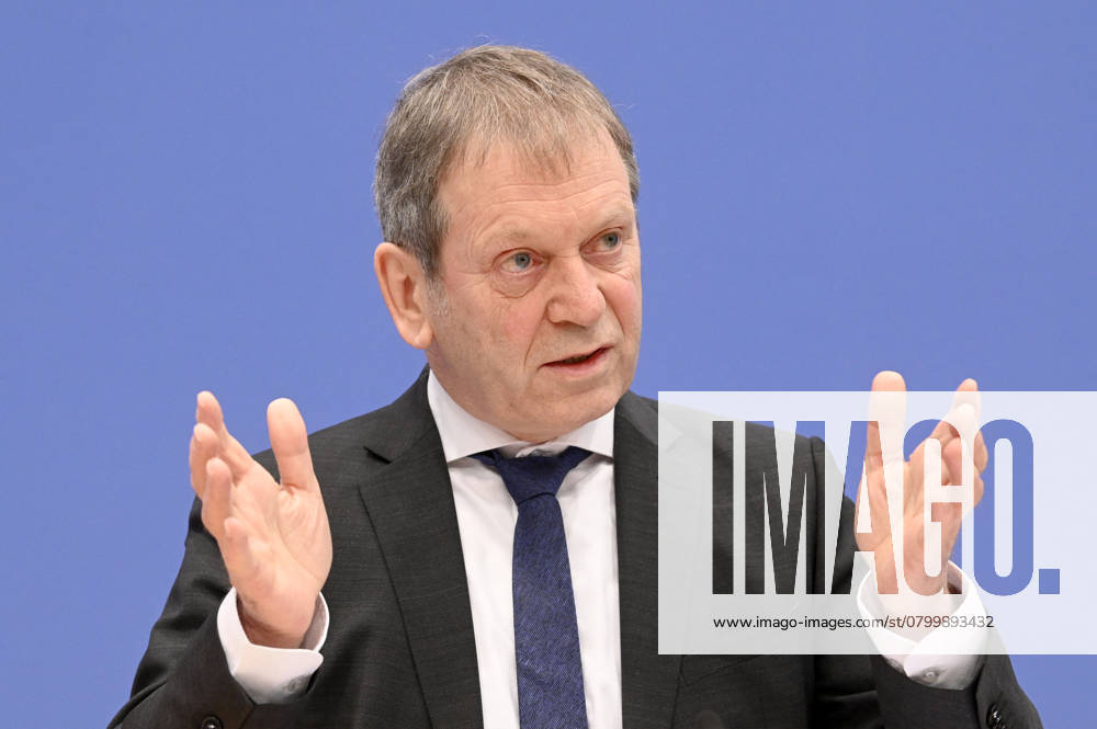 Hans Martin Henning at the Federal Press Conference on the publication of the biennial report on the state of climate policy in Germany at the Federal Press Conference building in Berlin, 05 02 2025 Foto:xF.xFuturexImagex klimapolitik_5236