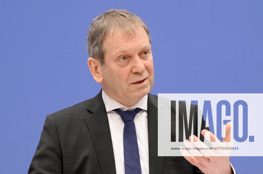 Hans Martin Henning at the Federal Press Conference on the publication of the biennial report on the state of climate policy in Germany at the Federal Press Conference building in Berlin, 05 02 2025 Foto:xF.xFuturexImagex klimapolitik_5237
