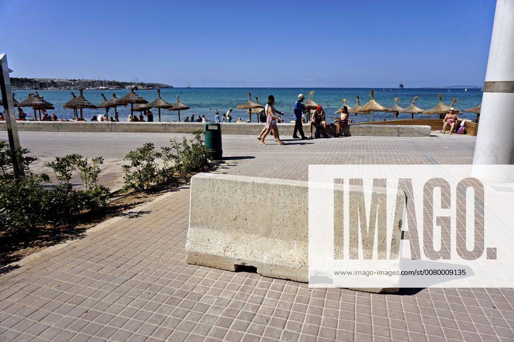 Spanien, Insel Mallorca, Am Touristen-Hotspot Ballermann in El Arenal werden gerade an der Strandpromenade Schutzpoller gegen Terroristische Anschläge aufgestellt. Hier am Balneario 2 in Arenal. 06.09.2017, Mallorca: Barrieren zur Terrorabwehr am Ballermann 06.09.2017, Mallorca: Barrieren zur Terrorabwehr am Ballermann