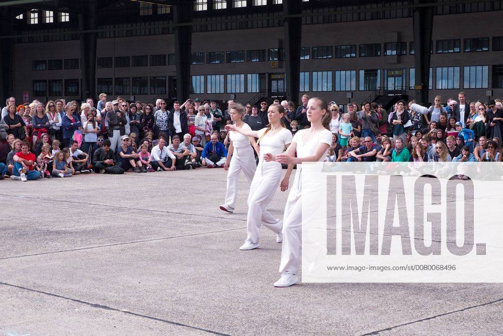 To Fous de Danse whole Berlin dances invites the Berlin volksbuehne at 10 09 2017 on the former Airport Tempelhof in Berlin the New Director Chris Dercon opened with the Tanzspektakel About zwoelf Hours his First Season Berlin Germany