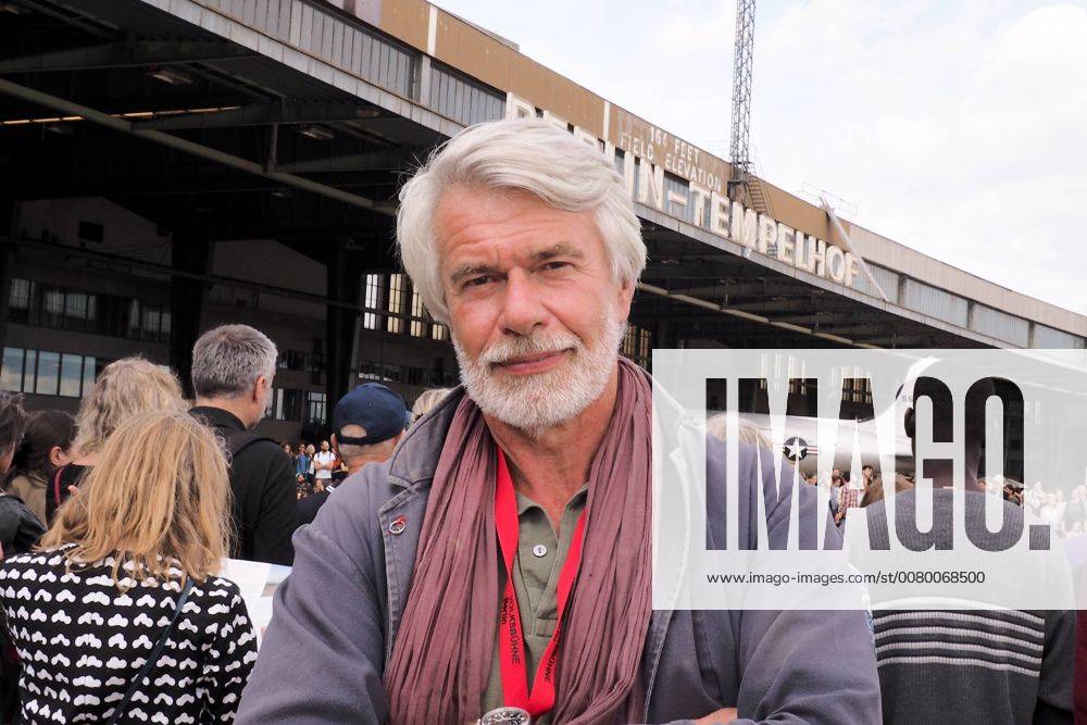The New Director the Berlin volksbuehne Chris Dercon opened at 10 09 2017 with the Tanzspektakel Fous de Danse whole Berlin dances his First Season to do so invites the Berlin volksbuehne on the former Airport Tempelhof in Berlin a Berlin Germany