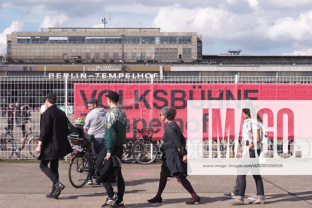 To Fous de Danse whole Berlin dances invites the Berlin volksbuehne at 10 09 2017 on the former Airport Tempelhof in Berlin the New Director Chris Dercon opened with the Tanzspektakel About zwoelf Hours his First Season Berlin Germany