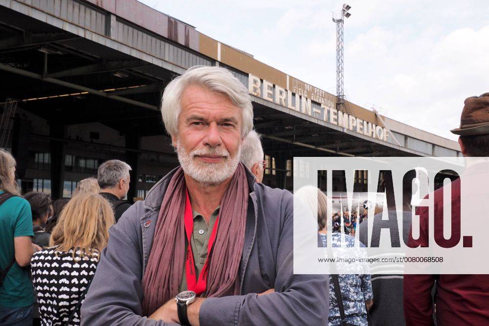 The New Director the Berlin volksbuehne Chris Dercon opened at 10 09 2017 with the Tanzspektakel Fous de Danse whole Berlin dances his First Season to do so invites the Berlin volksbuehne on the former Airport Tempelhof in Berlin a Berlin Germany