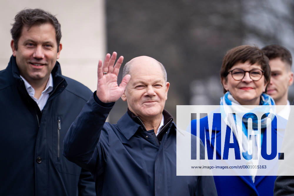 Bildtermin mit Olaf Scholz vor dem Willy-Brandt-Haus in Berlin Lars Klingbeil gemeinsam mit Bundeskanzler Olaf Scholz (winkend) und Saskia Esken auf dem Weg zum gemeinsamen Bildtermin vor dem Willy-Brandt-Haus in Berlin zum anbringen der Mitte-Garantie auf dem Wahlplakat der SPD zur Bundestagswahl mit dem Bundeskanzler, Berlin , 10.02.2025 Berlin Berlin Deutschland