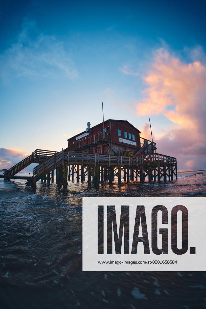 Stelzenhaus in Sankt Peter-Ording bei Sonnenuntergang Stilt House in Sankt Peter-Ording during sunset. High quality photo