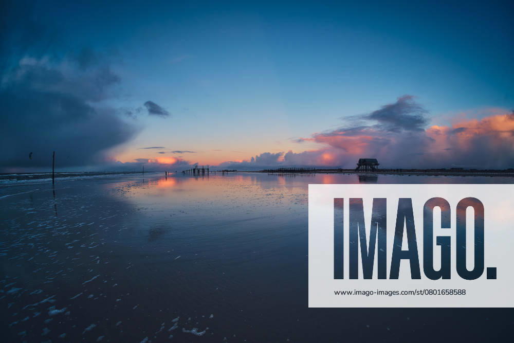 Breiter Strand von Sankt Peter-Ording bei Sonnenuntergang Wide beach of Sankt Peter-Ording during sunset. High quality photo