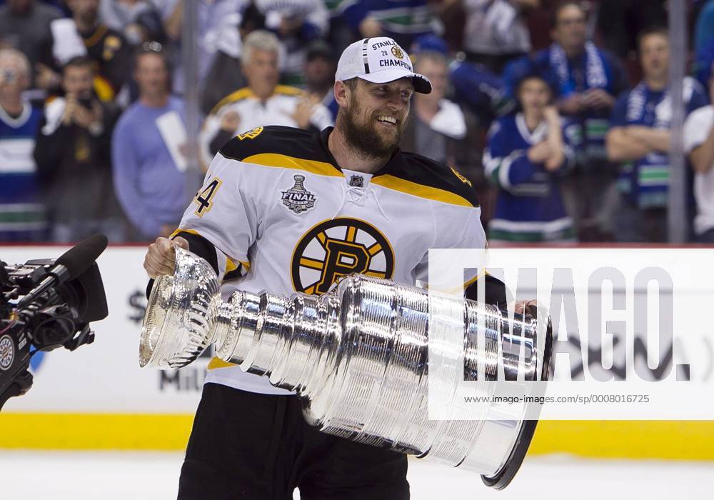 Dennis Seidenberg (44) of the Bruins celebrates winning the Stanley Cup at the end of Game Seven of the Stanley Cup Finals between the Vancouver Canucks and the Boston Bruins held at Rogers Arena in Vancouver, British Columbia, Canada. Final Score Bruins 4 Canucks 0 - Bruins win the Stanley Cup NHL Eishockey Herren USA JUNE 15 Stanley Cup Finals - Game 7 - Bruins at Canucks Icon109110615044