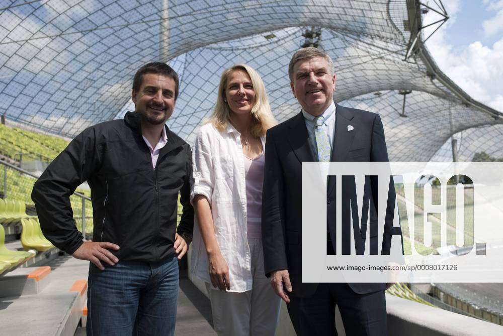 Die FDP München läd zu einer Olympiastadion Dachtour mit Rodelolympiasieger Georg Hackl (L), DOSB NOK Präsident Dr. Thomas Bach und der FDP Sportpolitikerin Julia Sand. - Olympiapark, München. 15.06.2011 o0 politik, people