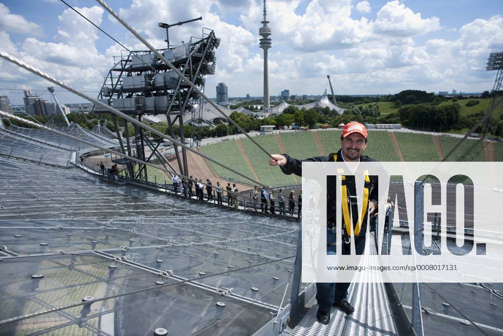 Die FDP München läd zu einer Olympiastadion Dachtour mit Rodelolympiasieger Georg Hackl - Olympiapark, München. 15.06.2011 o0 GER