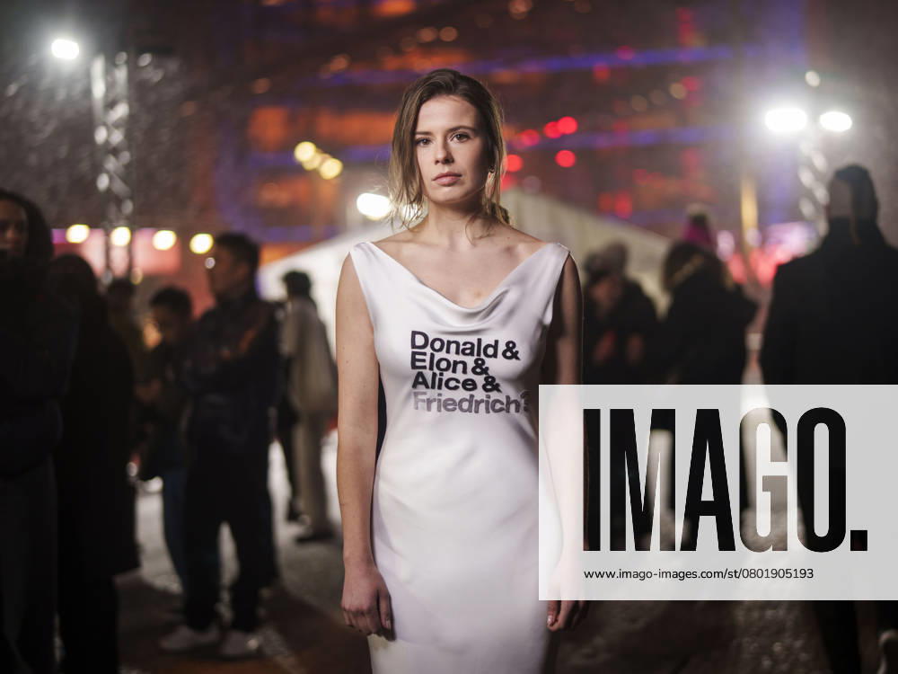 Luisa Neubauer setzt am Abend vor den bundesweiten Streiks fuer Schutz von Klima und Demokratie bei der Berlinale in einem weissen Statement-Kleid ein Zeichen: Donald & Alice & Elon & Friedrich? Democracy dies in daylight. Die Vornamen stehen fuer Personen, die auf ganz unterschiedliche Weise die Grundlagen demokratischer Gesellschaften herausfordern. Das Fragezeichen hinter Friedrich ist dabei ein bewusster Hinweis auf den CDU-Kanzlerkandidaten Merz, dessen Dammbruch vom 29. Januar 2025 ein erschreckendes Warnsignal gesetzt hat. Democracy dies in daylight macht deutlich: Demokratische Erosion geschieht nicht laenger im Geheimen, sondern kann live miterlebt werden. Aufgenommen in Berlin, 13.02.2025. Berlin Deutschla