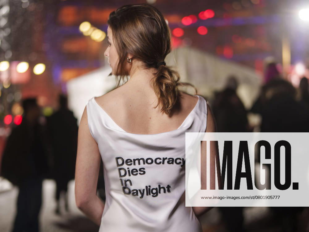 Luisa Neubauer setzt am Abend vor den bundesweiten Streiks fuer Schutz von Klima und Demokratie bei der Berlinale in einem weissen Statement-Kleid ein Zeichen: Donald & Alice & Elon & Friedrich? Democracy dies in daylight. Die Vornamen stehen fuer Personen, die auf ganz unterschiedliche Weise die Grundlagen demokratischer Gesellschaften herausfordern. Das Fragezeichen hinter Friedrich ist dabei ein bewusster Hinweis auf den CDU-Kanzlerkandidaten Merz, dessen Dammbruch vom 29. Januar 2025 ein erschreckendes Warnsignal gesetzt hat. Democracy dies in daylight macht deutlich: Demokratische Erosion geschieht nicht laenger im Geheimen, sondern kann live miterlebt werden. Aufgenommen in Berlin, 13.02.2025. Berlin Deutschla