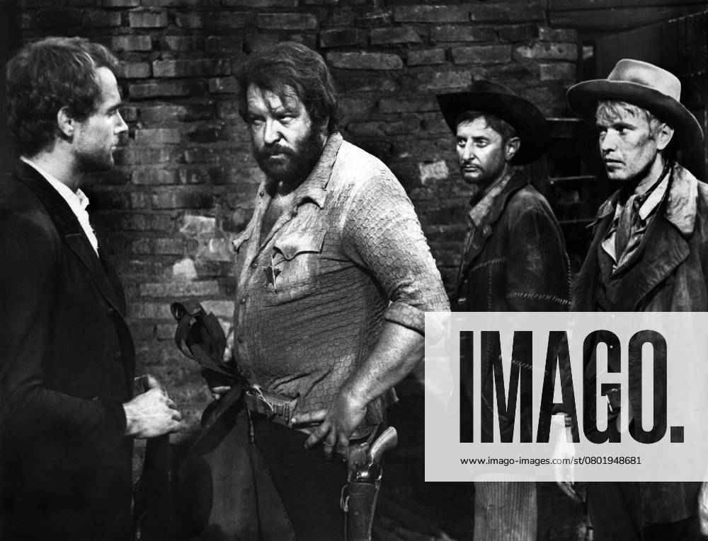 Terence Hill (left,) Bud Spencer (2nd left), Ezio Marano (2nd right), on-set of the Italian spaghetti western film, They Call Me Trinity , Italian: Lo chiamavano Trinito , Delta, 1970, AVCO Embassy Pictures, 1971 USA - ZUMAg145 19700601_aza_g145_007