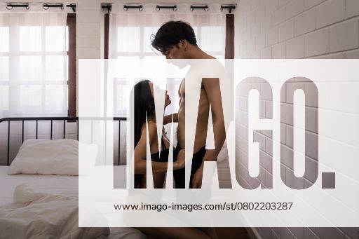 An Asian lover couple in a romantic moment in the bedroom in the morning. 22214660 ,model released, Symbolfoto RECORD DATE NOT STATED