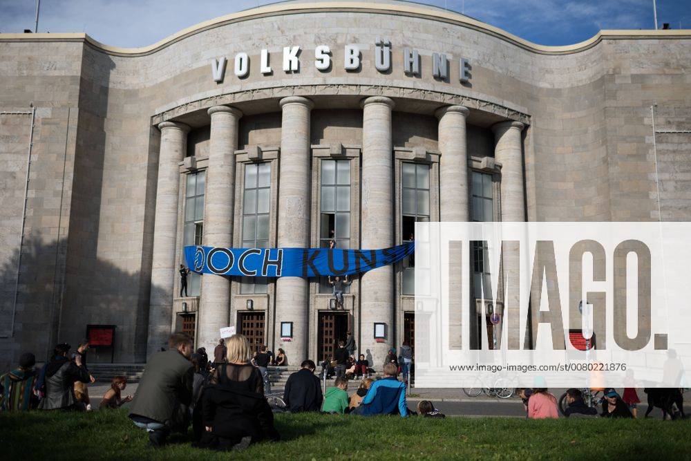 Besetzung Volksbühne Künstler und Aktivisten des Kollektiv Staub zu Glitzer besetzen die Volksbühne am Rosa-Luxemburg-Platz in Berlin. Die etwa hundert Besetzer wollen mit der Aktion gegen die Kulturpolitik sowie die Stadpolitik protestieren. Banner an der Volksbühne: Doch Kunst. Berlin Berlin Deutschland
