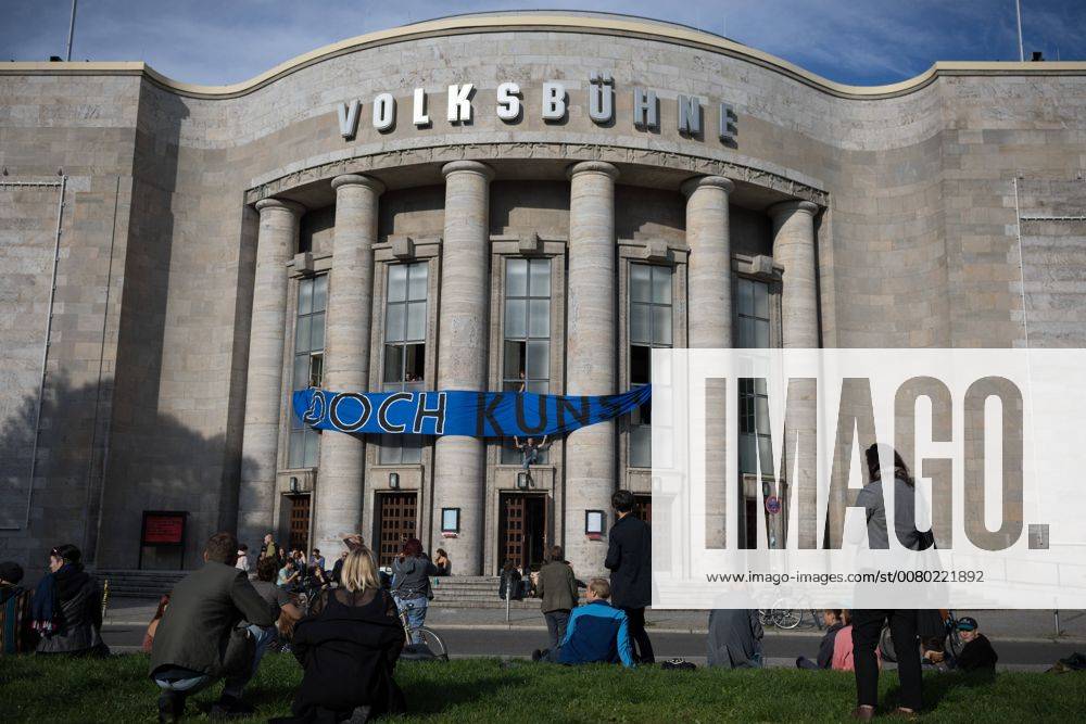 Besetzung Volksbühne Künstler und Aktivisten des Kollektiv Staub zu Glitzer besetzen die Volksbühne am Rosa-Luxemburg-Platz in Berlin. Die etwa hundert Besetzer wollen mit der Aktion gegen die Kulturpolitik sowie die Stadpolitik protestieren. Banner an der Volksbühne: Doch Kunst. Berlin Berlin Deutschland