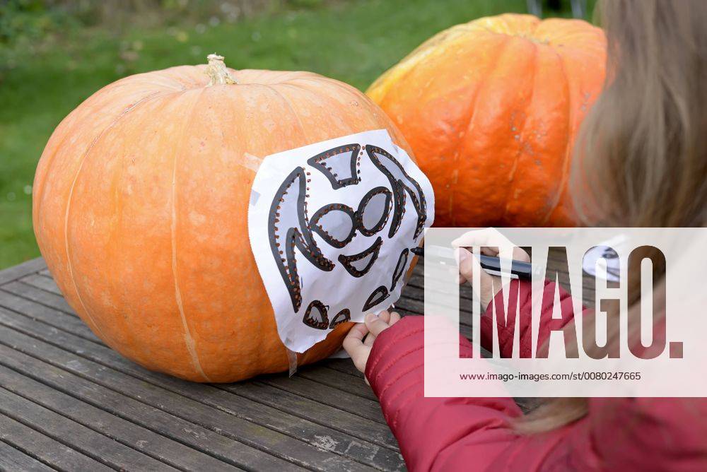 Mädchen bastelt Halloween Kürbis little girl making halloween pumpkin MODEL RELEASED