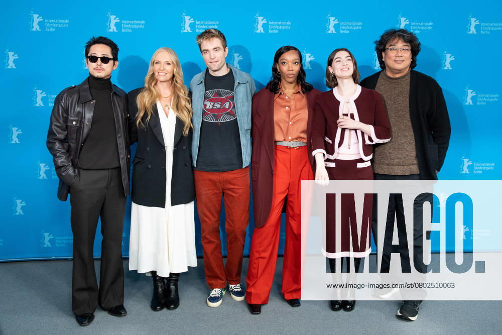 Berlinale Mickey 17 Photocall Steven Yeun, Australian actress Toni Collette, English actor Robert Pattinson, English actress Naomi Ackie, South Korean director Bong Joon Ho and French-Romanian actress Anamaria Vartolomei attending the Mickey 17 Photocall during the 75th Berlin International Film Festival (Berlinale) in Berlin, Germany, on February 15, 2025. Photo by Aurore Marechal ABACAPRESS.COM Berlin Germany