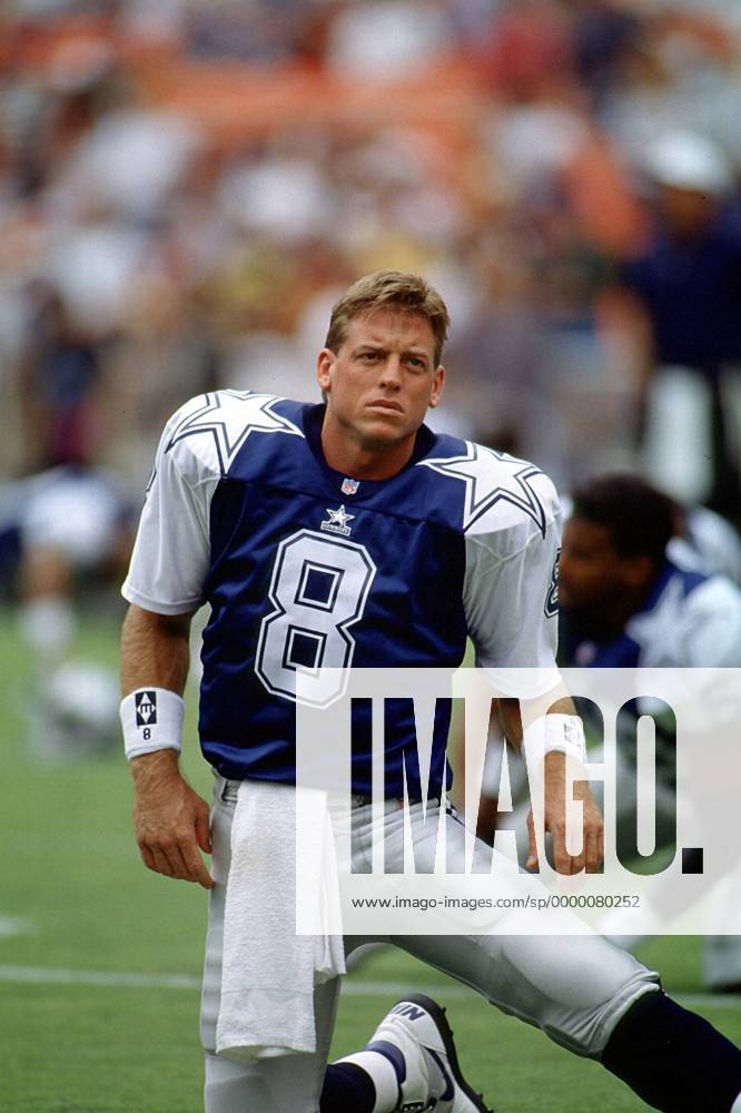 Quarterback Troy Aikman (Cowboys) nachdenklich beim Stretching vor dem Spiel American Football Herren NFL, Saison 1997 1998, Regular Season Game: Dallas Cowboys Einzelbild Texas Stadium Dallas Nachdenklichkeit,