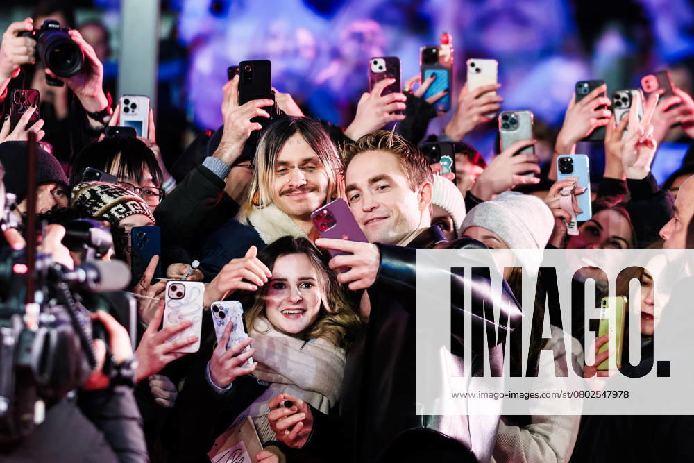 Special Gala of Mickey 17 , Berlinale Palast, Berlin, Germany Robert Pattinson with fans at the Special Gala of Mickey 17 during Berlinale (Berlin Film Festival) at Berlinale Plast, Berlin, , Germany on 15 February 2025. Picture, Credit:Julie Edwards Avalon Germany, Potsdammer Platz, Berlin, Berlinale Plast