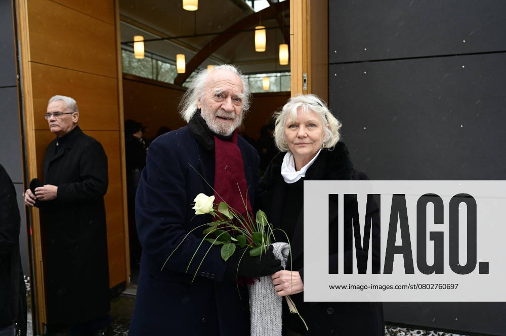Achim Wolff and his wife Rita Feldmeier at the funeral service and urn burial for Christel Bodenstein at the Grünau Forest Cemetery Berlin, 13 02 2025 Berlin Germany