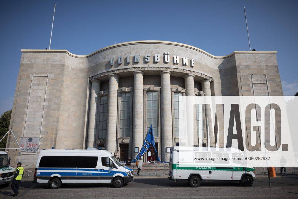 Clearance Volksbühne Clearance the from Artists and Activists filled Volksbühne at Pink Luxembourg square in Berlin after the Director C H r I S D e r C O n the Invaders due trespassing displayed had nehemen the Personalities the last Around 15 Invaders on and lead Them out the Building Around 100 Demonstrators Protest on the Meadow before the Theatre against the Clearance Berlin Berlin Germany