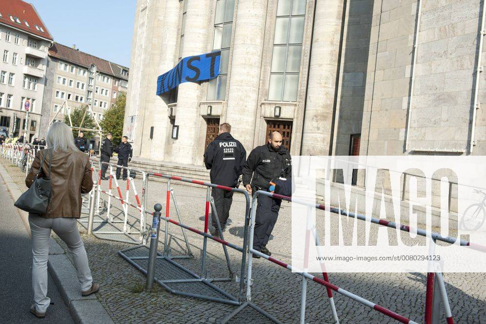 After the from Director Chris Dercon leave the Invaders the Berlin Volksbühne under Supervision the Police the Theatre the Occupation was a Protest action against Gentrification and the Culture and Urban policy Berlin Invaders leave the Berlin Volksbühne