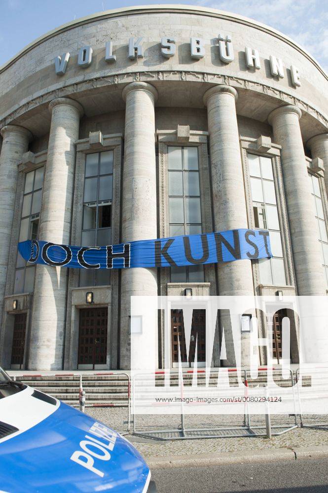 After the from Director Chris Dercon leave the Invaders the Berlin Volksbühne under Supervision the Police the Theatre the Occupation was a Protest action against Gentrification and the Culture and Urban policy Berlin Invaders leave the Berlin Volksbühne