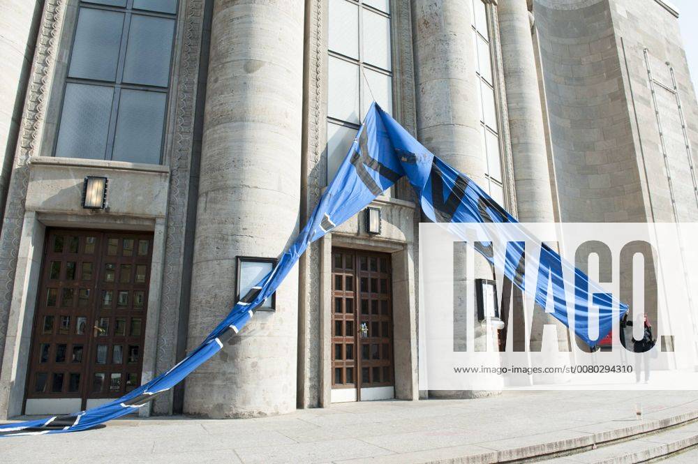 After the from Director Chris Dercon leave the Invaders the Berlin Volksbühne under Supervision the Police the Theatre the Occupation was a Protest action against Gentrification and the Culture and Urban policy Berlin Invaders leave the Berlin Volksbühne