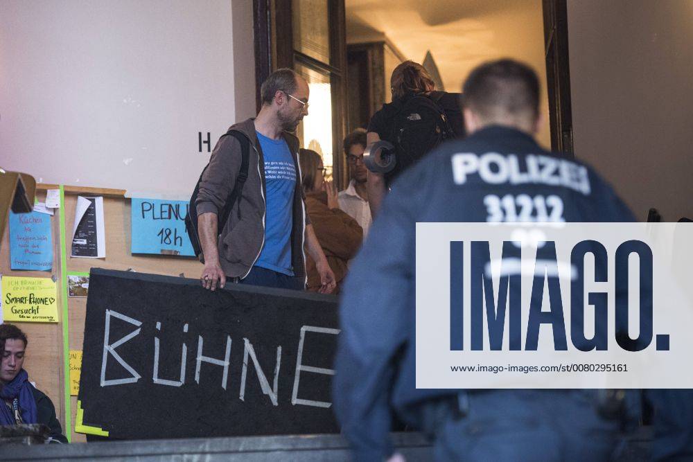 After the from Director Chris Dercon leave the Invaders the Berlin Volksbühne under Supervision the Police the Theatre the Occupation was a Protest action against Gentrification and the Culture and Urban policy Berlin Invaders leave the Berlin Volksbühne