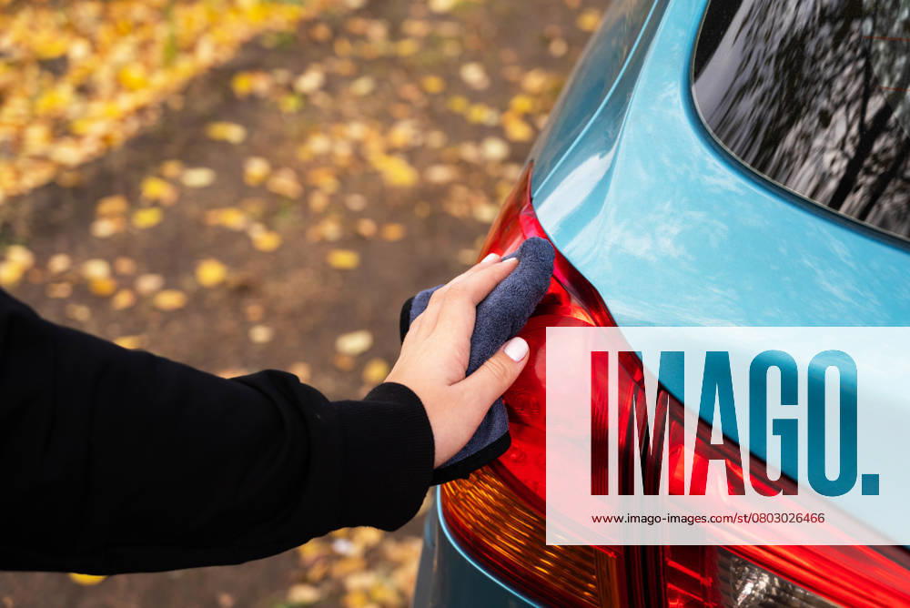 Closeup Bild, Bild junge Frau, Fahrer, trocken wischen ihr Auto mit Mikrofasertuch nach dem Waschen es, Reinigung Auto, Autoscheiben. Transport Selbstbedienung, Pflegekonzept. Lackschutz Closeup picture, image young woman, driver, dry wiping her car with microfiber cloth after washing it, cleaning auto, automobile windows. Transportation self service, care concept. Paint protection